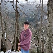 Me considero una persona risueña, motivadora y muy paciente con experiencia trabajando con niños y adolescentes.